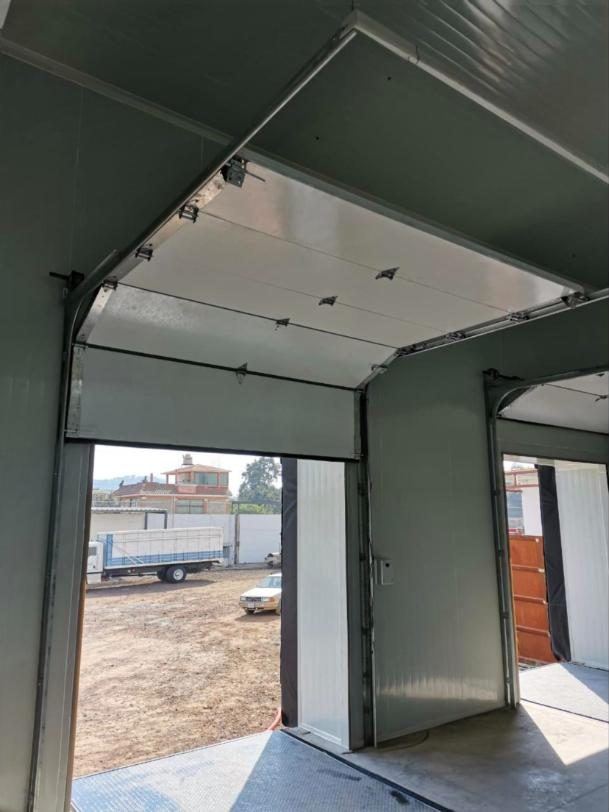 Puertas overhead y vertical lift - Romo Refrigeración
